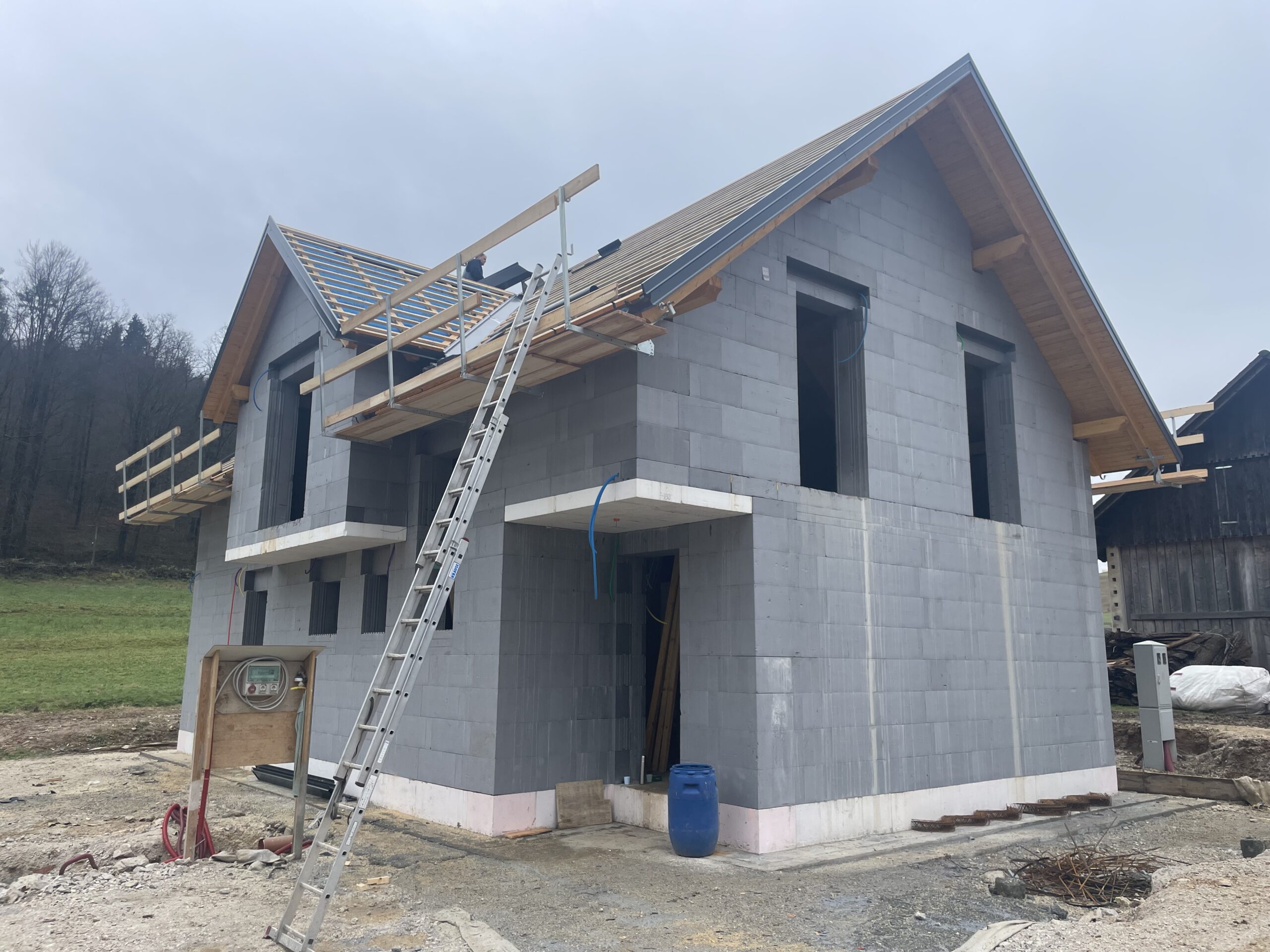 Fotografija JUBHome hiše, ki se gradi v okolici Grosuplja. Hiša  je postavljena z ICF sistemom JUBHome WALL in je na sliki še brez izdelane fasade.
